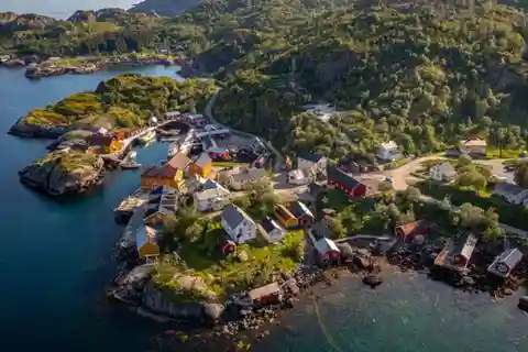 From Svolvær: Explore Nusfjord & Henningsvær, in 1 day