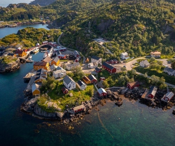 From Svolvær: Explore Nusfjord & Henningsvær, in 1 day