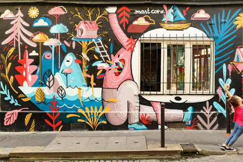 Paris: Experience the romance of Montmartre on a walk with a pro photographer Paris: Experience romance in Montmartre, a walk with a photographer in English