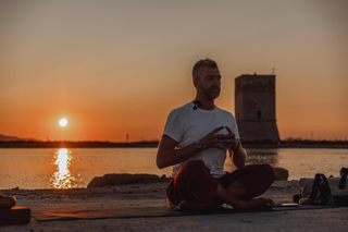 Kundalini Yoga au coucher du soleil dans les marais salants de Trapani