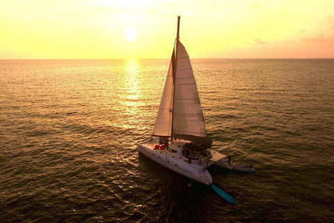 Grand Bay: huwelijksreis/geliefden-zonsondergangtour met romantisch dinerGrand Bay: huwelijksreis/geliefdencruise bij zonsondergang met romantisch diner