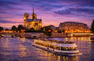 Paris: Beleuchtete Flussfahrt am Abend & Waffelverkostung