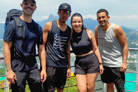 Klättring på Via Ferrata på Pão de Açúcar, den största i BrasilienKlättring på Via Ferrata i Sugarloaf Mountain, det största berget i Brasilien
