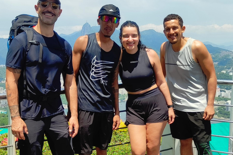 Klättring på Via Ferrata på Pão de Açúcar, den största i BrasilienKlättring på Via Ferrata i Sugarloaf Mountain, det största berget i Brasilien
