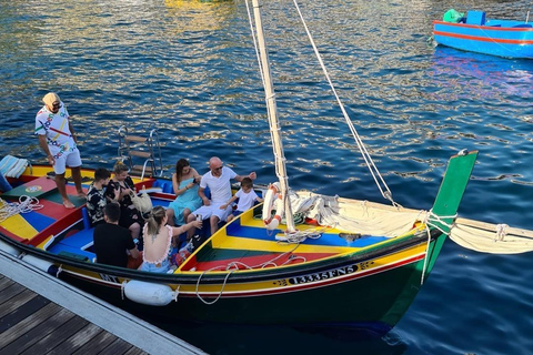 Câmara de Lobos: Unvergesslicher Sonnenuntergang auf einem typischen Xavelha-BootCâmara de Lobos: Unvergesslicher Sonnenuntergang auf einem typischen Boot namens Xavelha