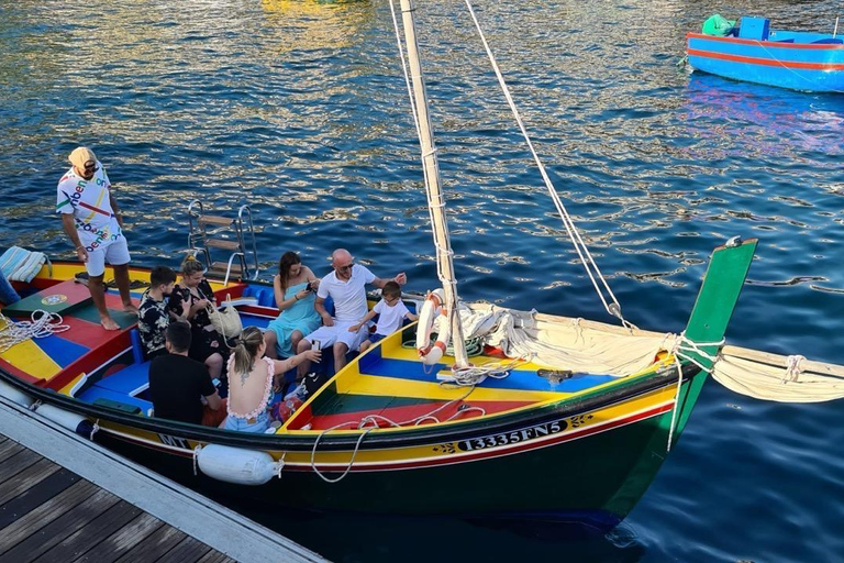Câmara de Lobos: Unvergesslicher Sonnenuntergang auf einem typischen Xavelha-BootCâmara de Lobos: Unvergesslicher Sonnenuntergang auf einem typischen Boot namens Xavelha