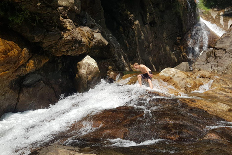 纳克尔斯峰探险和希洛亚村露营 2 日游