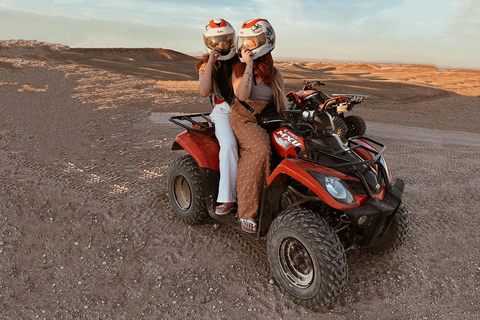 Marrakesz: Agafay Quad Tour z przejażdżką na wielbłądzie, kolacją i pokazemMarrakesz: Agafay Desert Quad Bike, Przejażdżka na wielbłądzie i Dinner Show