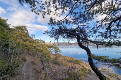 Oslo: Malmøya Guided Hike with Waffle & Salmon Tasting