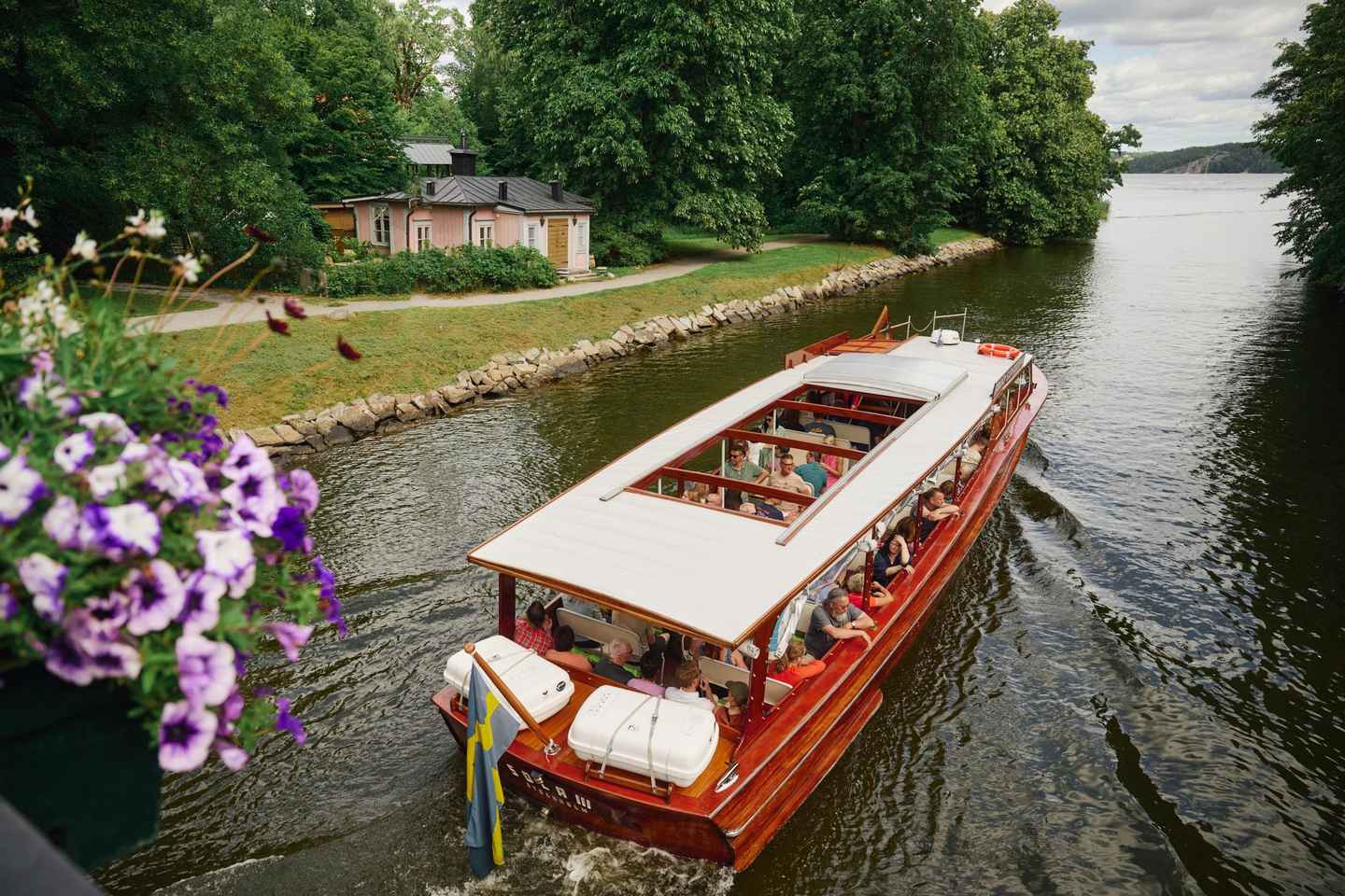 Stockholm: Guided Archipelago Tour by Classic Wooden Boat