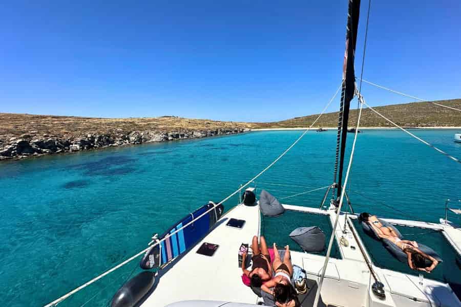 Mykonos-Kreuzfahrt: Champagner, Barbecue, Segelvorführung & Stopp auf Delos. Foto: GetYourGuide