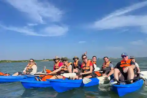 Kratie: Meio dia de aventura em caiaque com observação de golfinhos