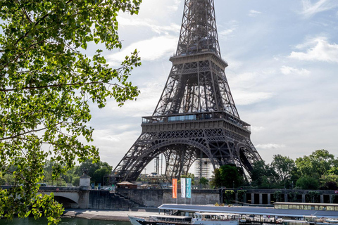 Paris: Seine river Guided Cruise with Champagne Paris: Live Guided Cruise with Champagne