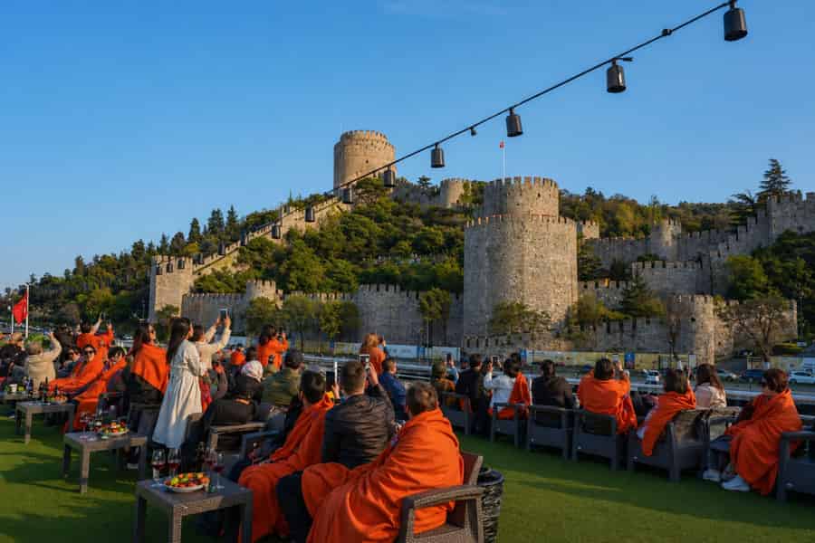 Istanbul: Bootsfahrt auf dem Bosporus bei Sonnenuntergang und am Tag, mit Getränken und Snacks. Foto: GetYourGuide