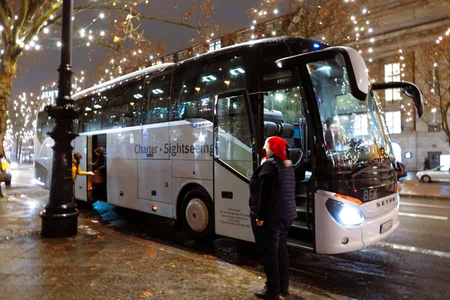 Berlin: 2-stündige Bustour mit Weihnachtsbeleuchtung inkl. Glühwein. Foto: GetYourGuide