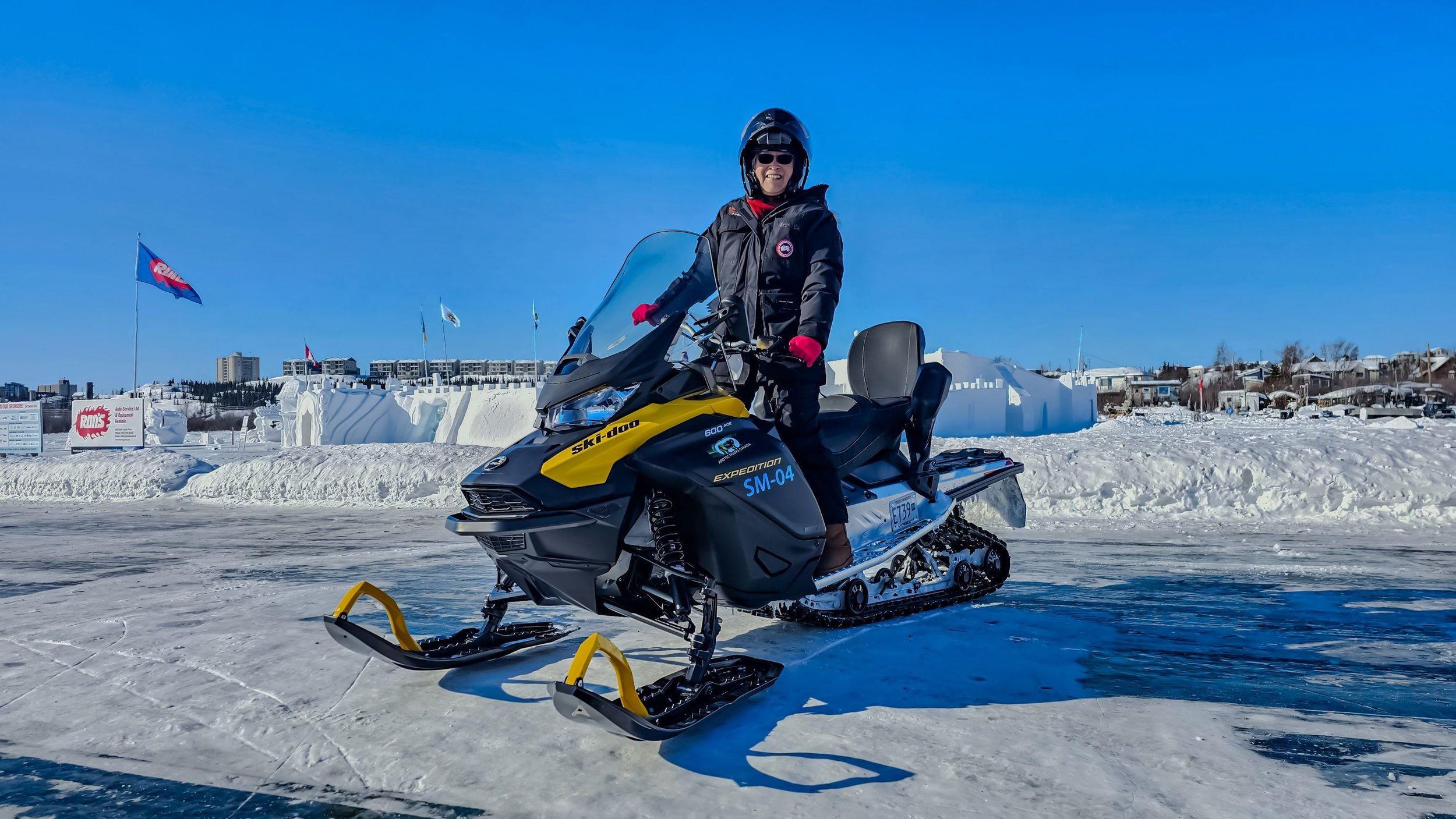 Yellowknife: Kombi-Abenteuer mit Schneemobil und Eishöhlenführung