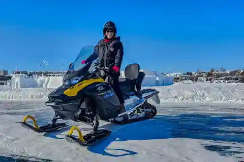 Yellowknife: Snowmobile and Ice Cave Guided Adventure Combo