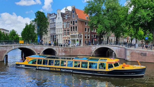 Amsterdam: canal cruise through the historical centre