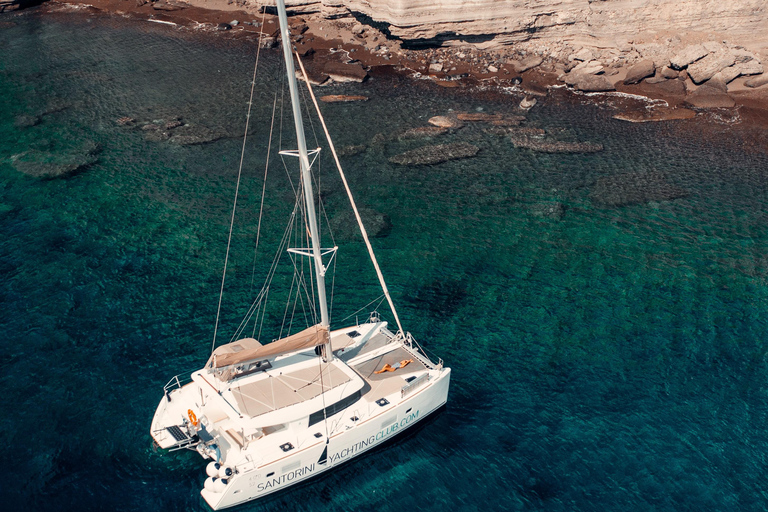 Santorini: Catamaran Caldera Cruise met Maaltijd en DrankjesRomantische cruise bij zonsondergang