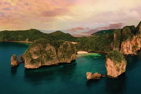Phuket: Phi Phi Island Sunrise Group Speedboat Tour