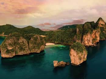 Phuket: Phi Phi Island Sunrise Group Speedboat Tour