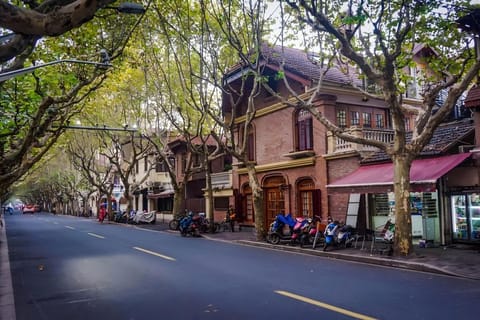 Shanghai: Full-Day City Tour with Museum and Roastery