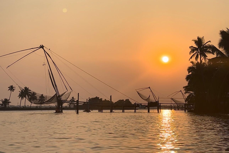 Avventura in kayak a Kadamakkudy , kochi con trasferimenti