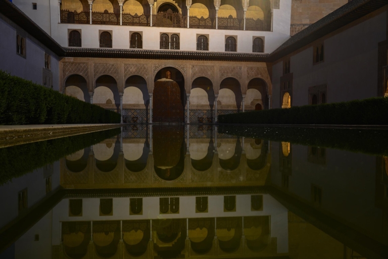 Granada: Bilet wstępu na nocną wizytę w AlhambrzeNocna wizyta w pałacach Nasrydów i pałacu Karola V
