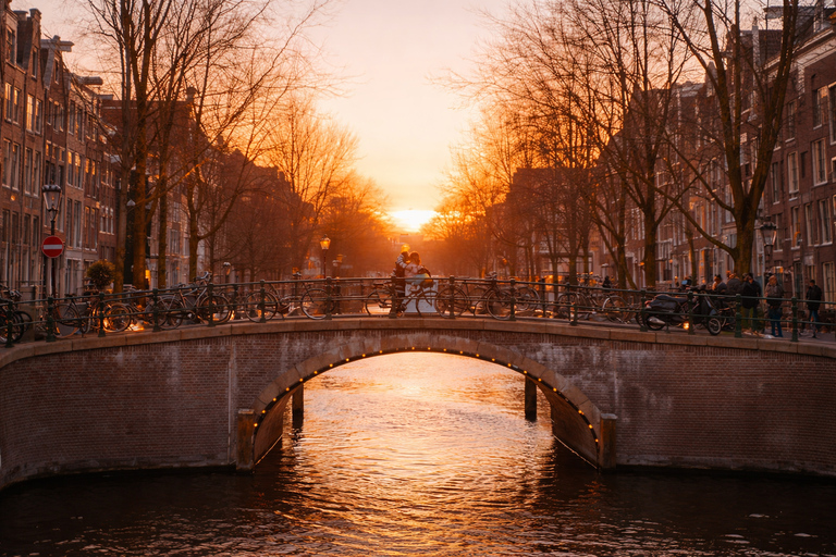 Amsterdam: Private Romantic Evening Boat Tour with Prosecco 45-minute Cruise