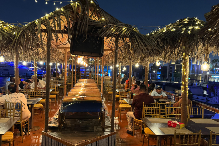 迪拜河阿拉伯独桅帆船巡游、小型游艇码头表演、自助餐和饮料选项迪拜河游船+晚餐+现场舞蹈表演（不含接送服务）