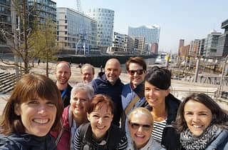 Hamburg: Total! Ganztagestour mit Hamburgs Highlights und Insider-Vierteln
