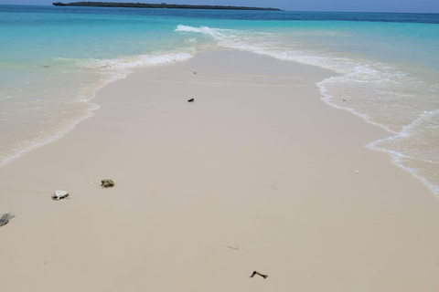 Wyspa więzienna i piaszczysta ławica na plaży Nakupenda