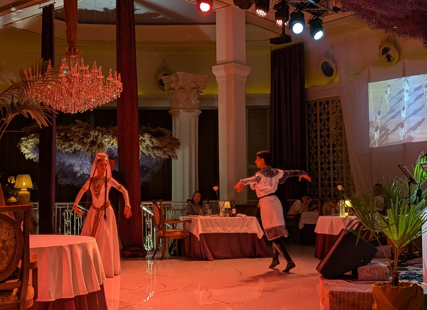 Tbilisi: georgisk middag, danseshow og afhentning på hotellet