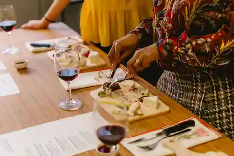 La dégustation officielle de vin et de fromage Emily in Paris