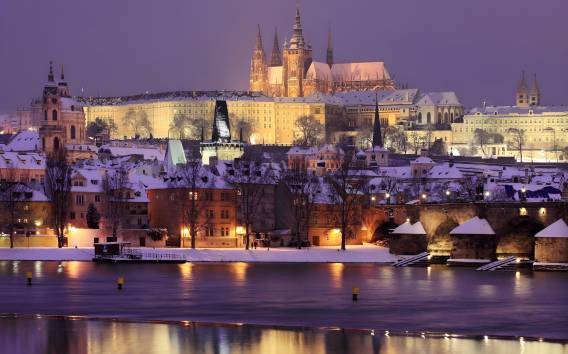Prag: Weihnachtliche Sightseeing-Flussfahrt mit Heißgetränk