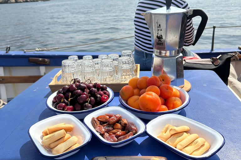 Marseille: Sailing cruise tour to Château d'If, the Calanques & swimming Marseille: Sailing boat cruise to Château d'If, Calanques & swimming