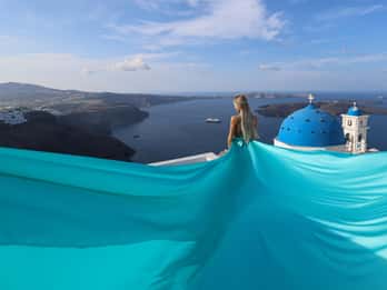 Servizio fotografico con abito volante a Santorini