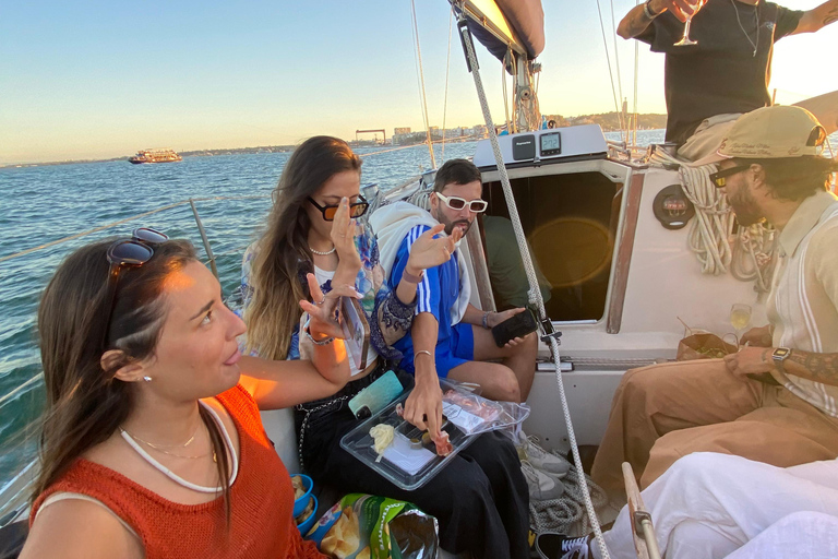 Lisbonne : "Sunset" &amp; "Day Tours" en bateau, avec boisson et musiqueLisbonne : "Tour en bateau privé au coucher du soleil", avec boissons et musique