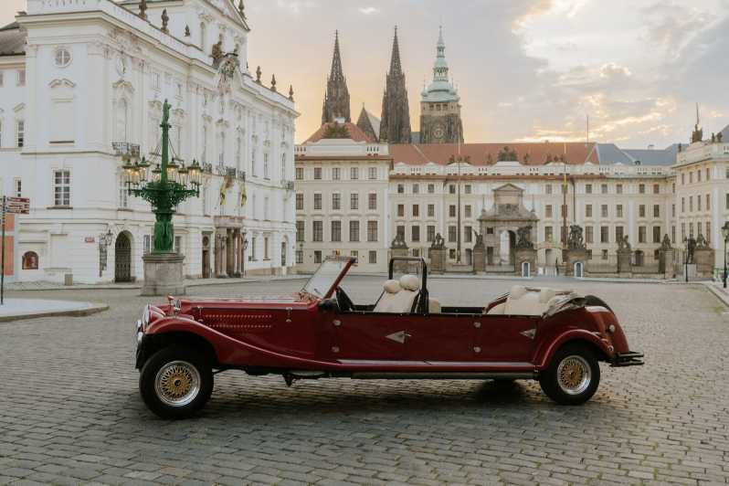 Praga: Visita turística privada en coche antiguo