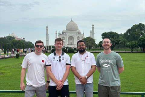 Au départ de Delhi, visite du Taj Mahal au lever du soleil avec conservation des éléphantsVoiture + chauffeur + guide + droits d&#039;entrée + déjeuner.