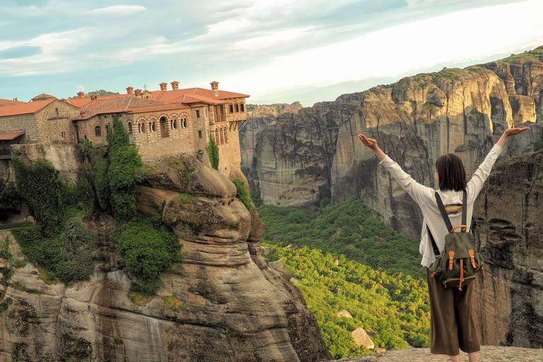 Atenas: Excursión de un día a los Monasterios y Cuevas de Meteora y opción de almuerzoVisita compartida en inglés con traslado en autobús y almuerzo