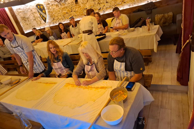 Corso di cucina tradizionale bosniaca a MostarMasterclass di Burek: Arrotolare, riempire, cuocere