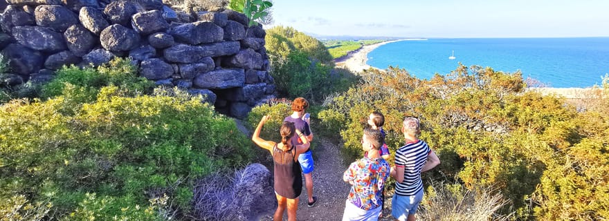 Au départ d'Orosei : archéologie, dégustation de vin et paysages