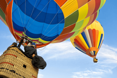 ركوب منطاد الهواء الساخن فوق كروم العنب في مندوزا ونخب النبيذركوب منطاد الهواء الساخن فوق كروم الع