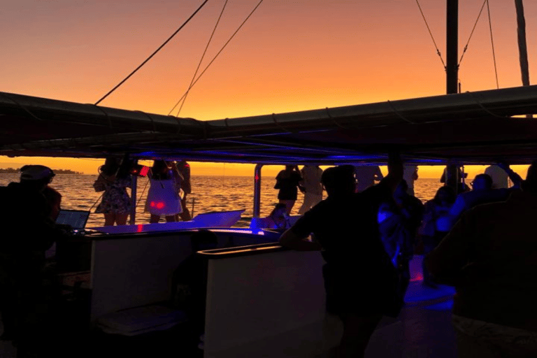 Sunset Catamaran Cruise inclusief. Diner &amp; entertainment