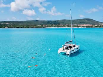 Stintino: Half-day catamaran tour to La Pelosa with aperitif