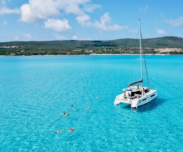 Stintino: tour di mezza giornata in catamarano a La Pelosa con aperitivo
