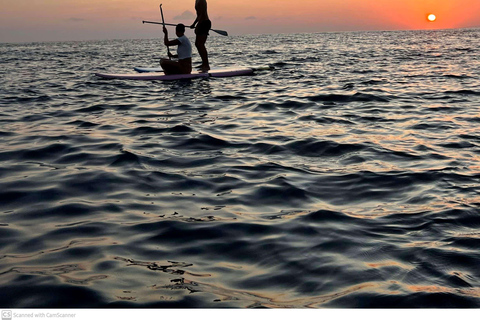 Lever de soleil sur une planche de stand up paddle, y compris une prise de vue par droneLever de soleil sur une planche de stand up paddle incluant une prise de vue par drone