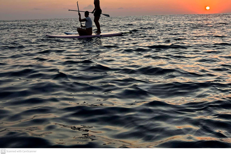 Lever de soleil sur une planche de stand up paddle, y compris une prise de vue par droneLever de soleil sur une planche de stand up paddle incluant une prise de vue par drone