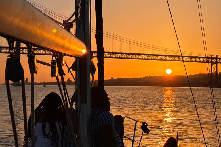 Sunset aboard a sailboat in Lisbon! Sunset aboard a sailing boat in Lisbon!